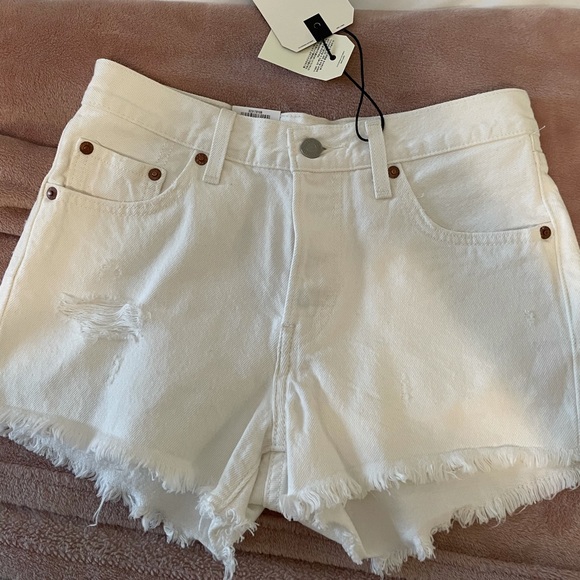 Levi’s 501 Mid Rise Shorts Distressed Wedgie fit - Picture 3 of 9
